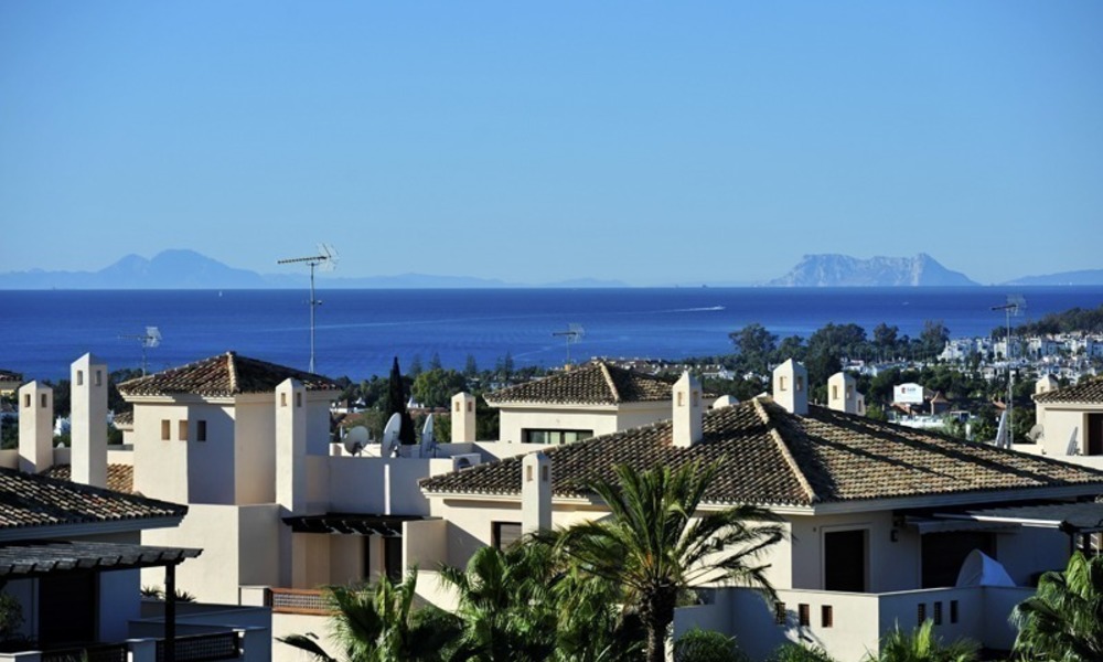 Apartments for sale within walking distance of all amenities and Puerto Banus and sea views in Nueva Andalucia, Marbella 1148
